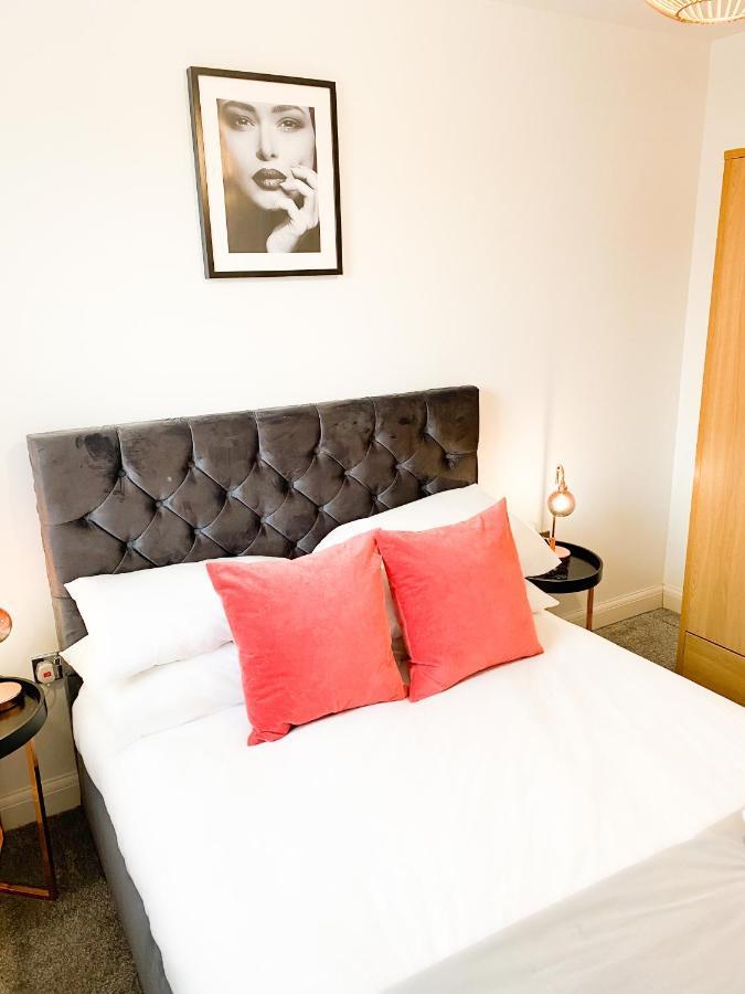 Tudors Esuites 3 Bed House Garden & Netflix Birmingham Extérieur photo